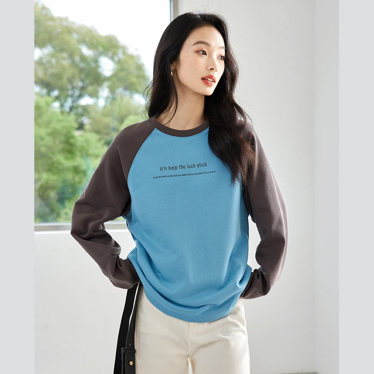 Contrast Raglan-Sleeve Sweatshirt